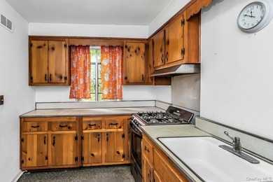 BEST PRICED HOME IN WHITESTONE!!!! Opportunity knocks on this - photo 8