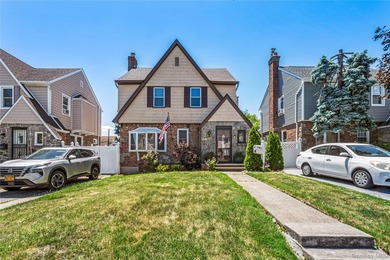 Welcome to this charming and well maintained Tudor Colonial one - photo 1