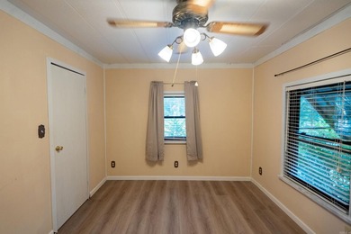 Spacious 3 bedroom and 2 bathroom cabin sitting on 1 acre - photo 12