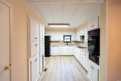 Spacious 3 bedroom and 2 bathroom cabin sitting on 1 acre - photo 16