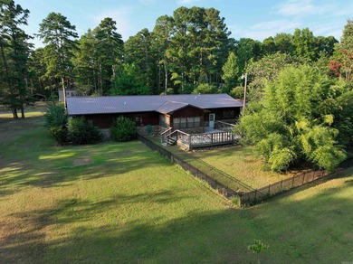 Spacious 3 bedroom and 2 bathroom cabin sitting on 1 acre - photo 25