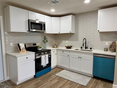**Charming Newly Renovated Home - Your Dream Awaits!** Step into - photo 8