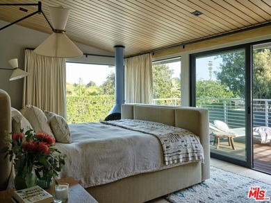 Gorgeously reimagined inside and out, this Point Dume residence - photo 12