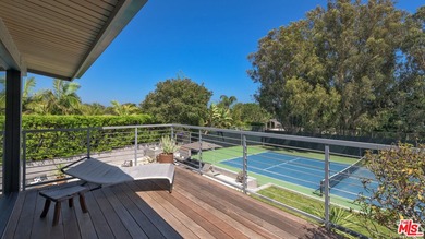 Gorgeously reimagined inside and out, this Point Dume residence - photo 13