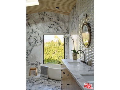 Gorgeously reimagined inside and out, this Point Dume residence - photo 15