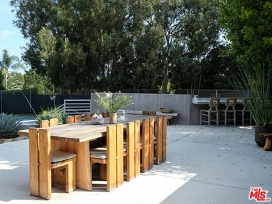 Gorgeously reimagined inside and out, this Point Dume residence - photo 17