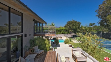 Gorgeously reimagined inside and out, this Point Dume residence - photo 20