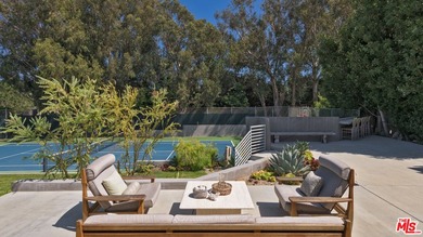 Gorgeously reimagined inside and out, this Point Dume residence - photo 21