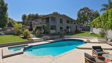 Gorgeously reimagined inside and out, this Point Dume residence - photo 22