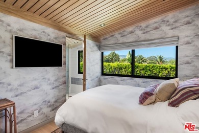 Gorgeously reimagined inside and out, this Point Dume residence - photo 25