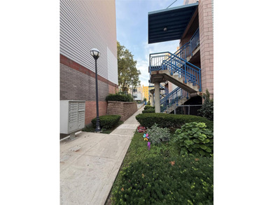 Bright and spacious 3 bedroom, 1 & 2 bathroom, 2nd floor - photo 26