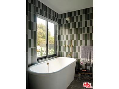 Gorgeously reimagined inside and out, this Point Dume residence - photo 28