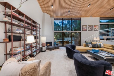 Gorgeously reimagined inside and out, this Point Dume residence - photo 33
