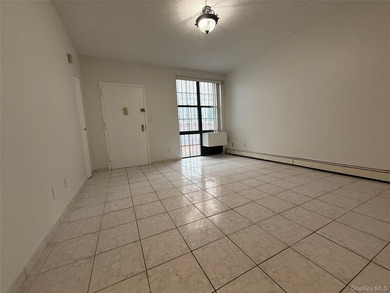 Bright and spacious 3 bedroom, 1 & 2 bathroom, 2nd floor - photo 33