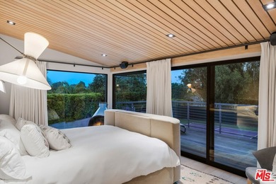 Gorgeously reimagined inside and out, this Point Dume residence - photo 37