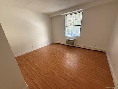 Bright and spacious 3 bedroom, 1 & 2 bathroom, 2nd floor - photo 37