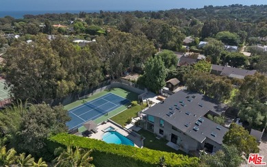 Gorgeously reimagined inside and out, this Point Dume residence - photo 38