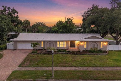 Wake up to the charm of Belleair living in this beautifully - photo 1