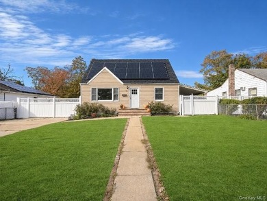 Welcome to this spacious and versatile Cape-style home offering - photo 1