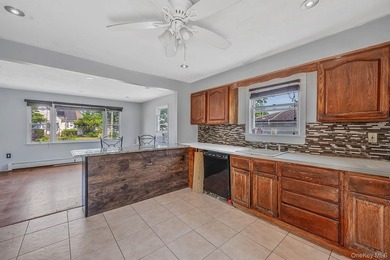 Welcome to this spacious and versatile Cape-style home offering - photo 5