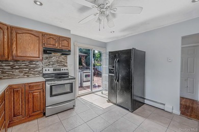 Welcome to this spacious and versatile Cape-style home offering - photo 7