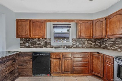Welcome to this spacious and versatile Cape-style home offering - photo 8