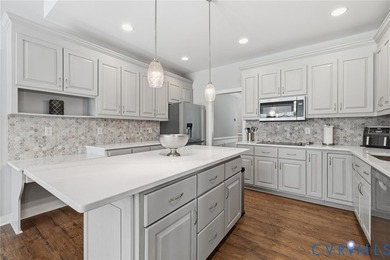 POTENTIAL 1ST FLOOR BEDROOM. Beautifully RENOVATED home - photo 11