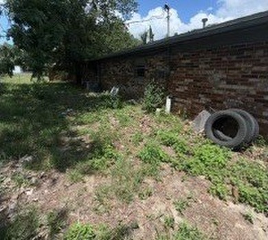 Great investment home, home on inside is ready to rent or live - photo 13