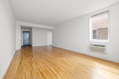 Live on the top floor of this elevator building in the heart of - photo 3