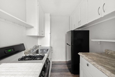 Live on the top floor of this elevator building in the heart of - photo 4
