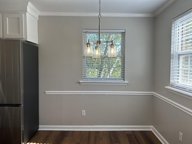Don't miss this fully refreshed, top-floor 2-bedroom, 1-bath - photo 4