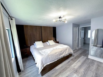 Welcome to your next home! This fully renovated 3-bedroom - photo 2