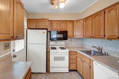 Well Maintained 4 Bedroom Cape. Updates Include a New Roof, 2 - photo 9