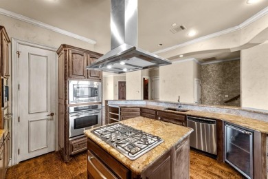 Luxurious 3 story condo close to everything Fort Worth has to