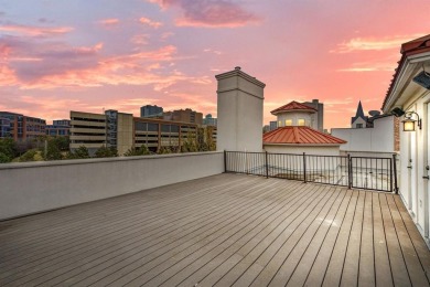 Luxurious 3 story condo close to everything Fort Worth has to