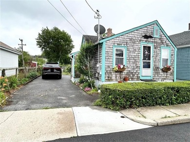 Contractor special! Bungalow in great location needs extensive - photo 1