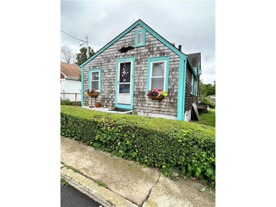 Contractor special! Bungalow in great location needs extensive - photo 2