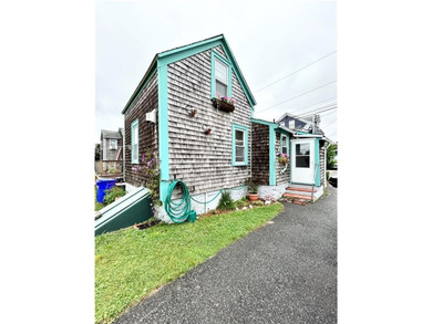 Contractor special! Bungalow in great location needs extensive - photo 4