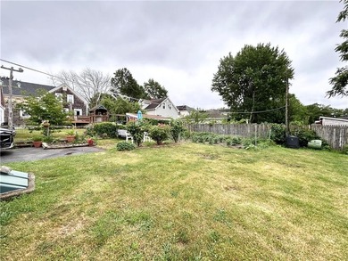 Contractor special! Bungalow in great location needs extensive - photo 6