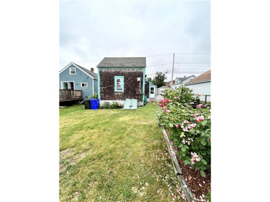 Contractor special! Bungalow in great location needs extensive - photo 7
