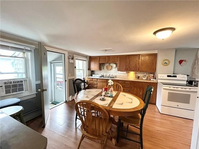Contractor special! Bungalow in great location needs extensive - photo 8