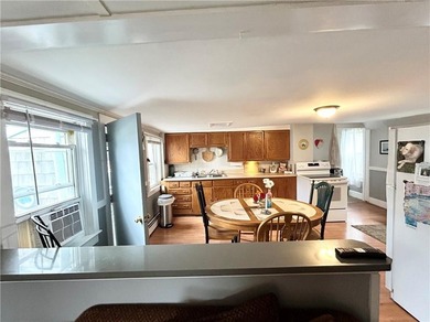 Contractor special! Bungalow in great location needs extensive - photo 9
