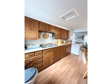 Contractor special! Bungalow in great location needs extensive - photo 10