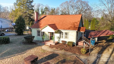 Lake Hickory Home For Sale in Hickory North Carolina