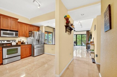 Beautifully maintained and spacious 2-bedroom, 2-bath corner - photo 4