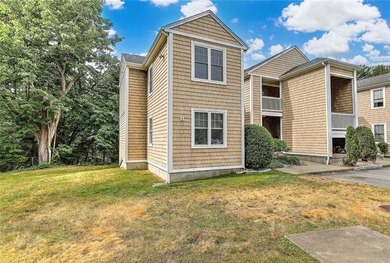 Welcome to this inviting end unit condo offering the perfect - photo 1