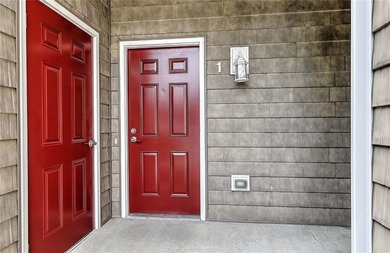 Welcome to this inviting end unit condo offering the perfect - photo 3