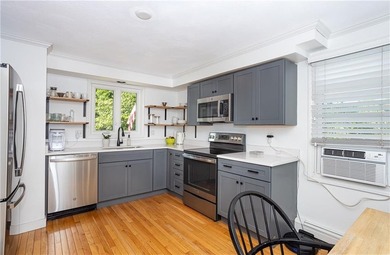 Bright, comfortable, and well-situated, this 3-bedroom, 2-bath - photo 5