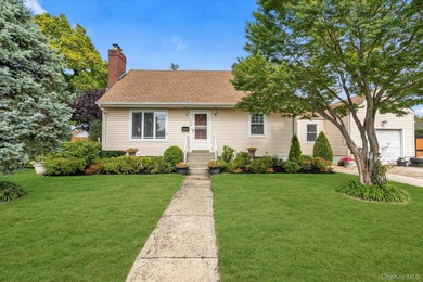 (private lake, pond, coastal) Home Sale Pending in Baldwin New York