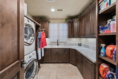Welcome home to this extraordinary, private single-level estate - photo 41